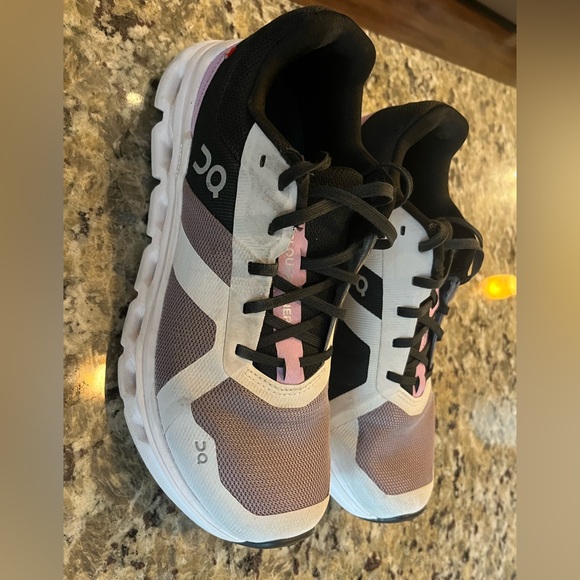 On Cloud, size 7.5 , purple and white Cloudrunner - Picture 2 of 5